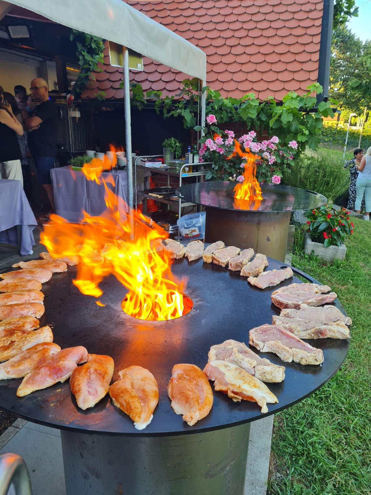 Live-Cooking mit Feuertonne