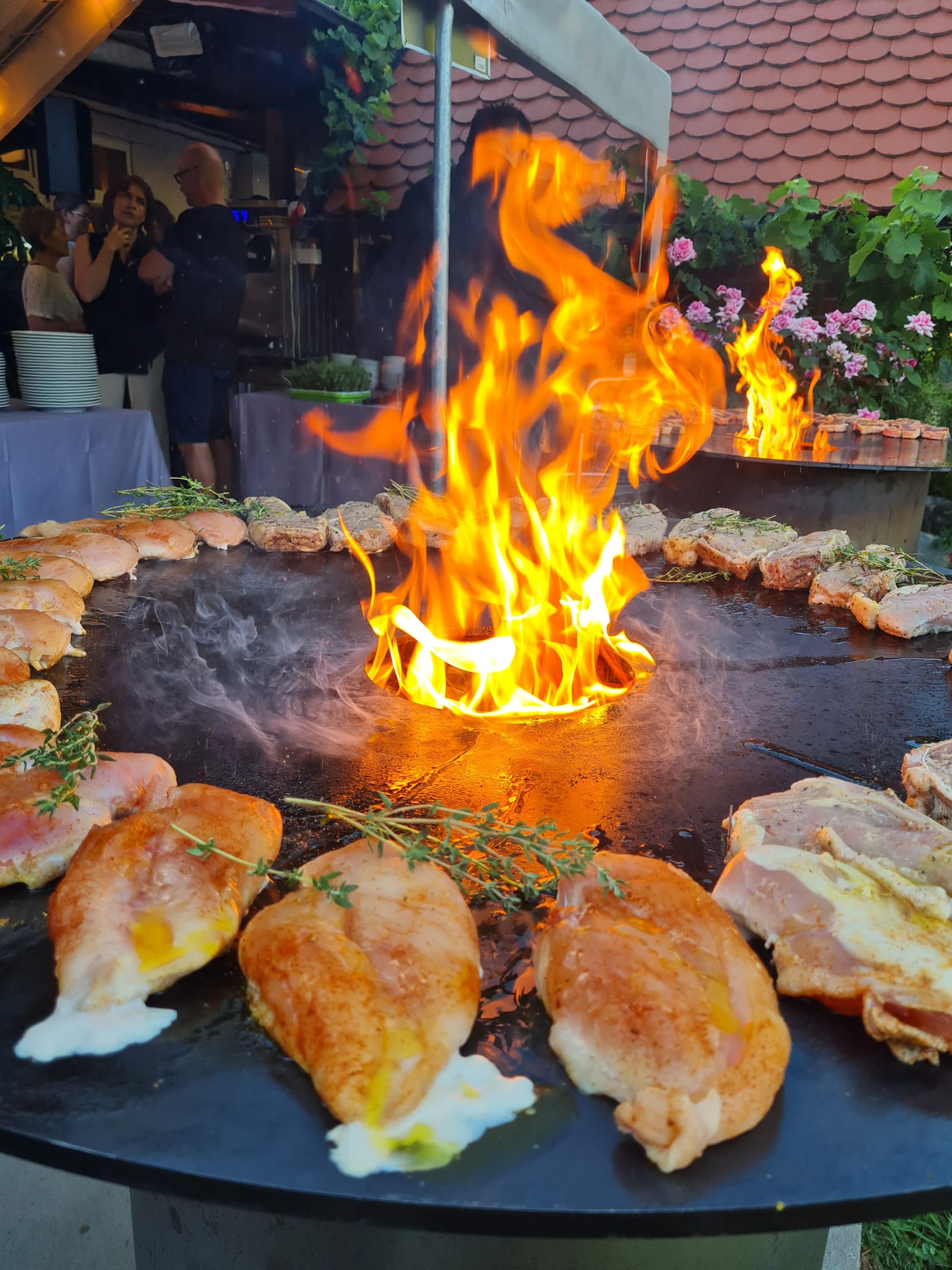 Fleisch und Brot an der Feuertonne