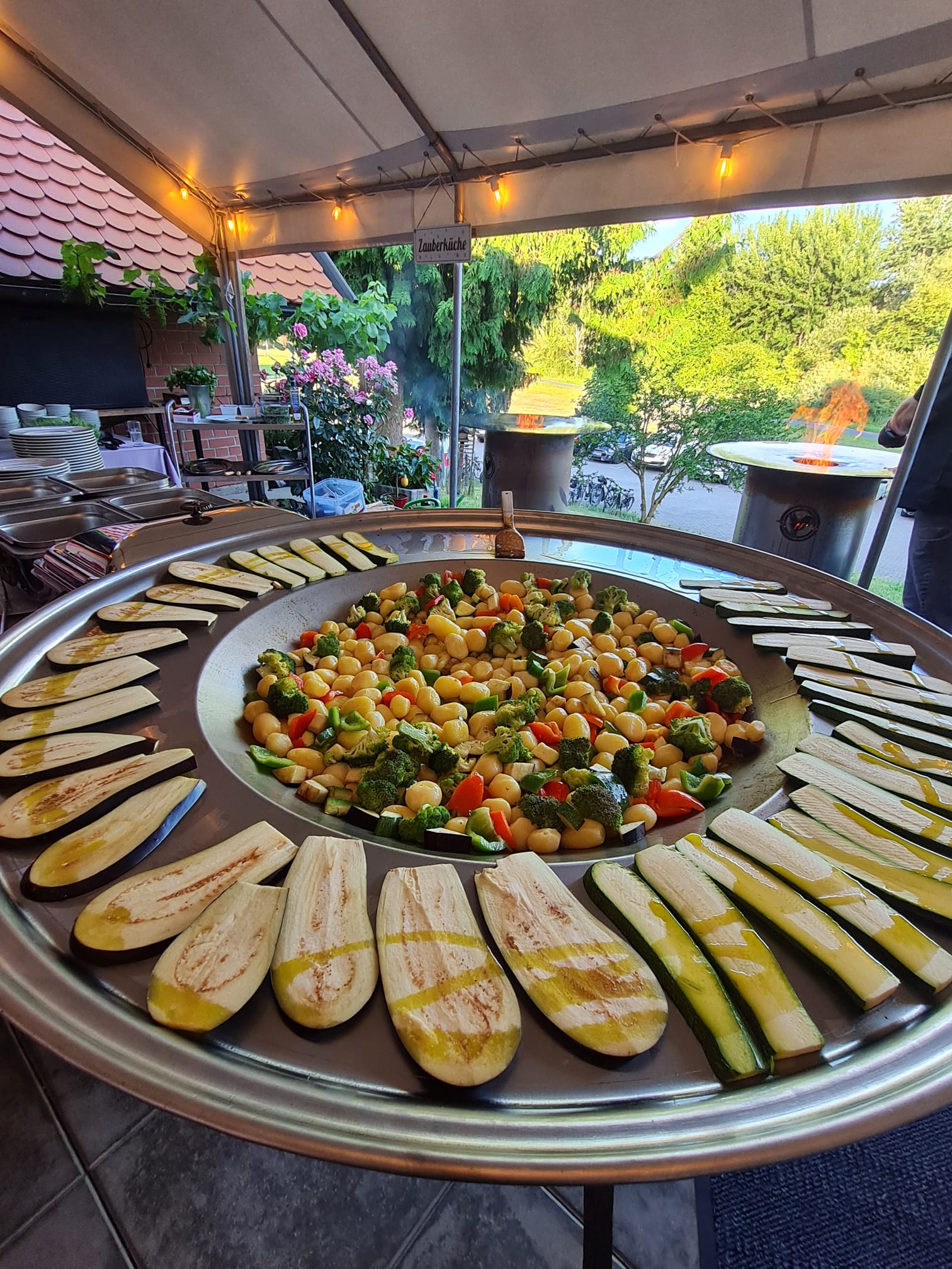 Outdoor-Buffet mit Feuertonne beim Catering des Restaurant Picok