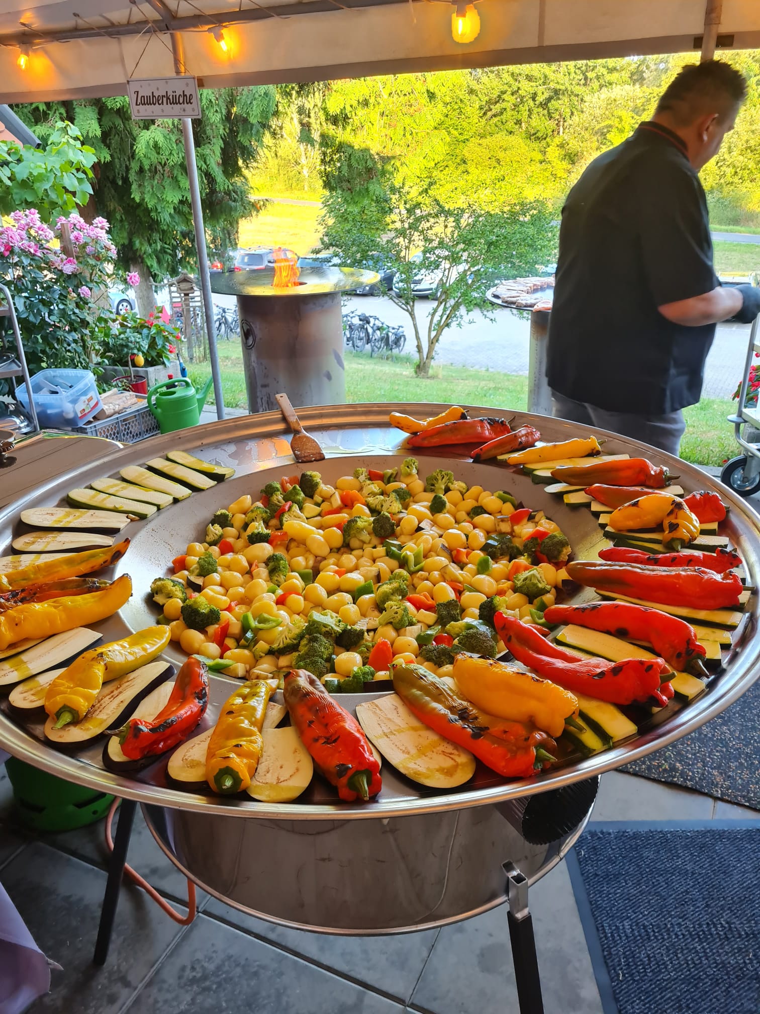Outdoor-Catering mit Gemüse und Fleisch im Restaurant Picok